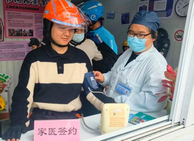 AG真人国际游戏落叶藏暖、盲盒传情北外滩街道开展“暖途映红、对话赶时间的人”行动(图2)